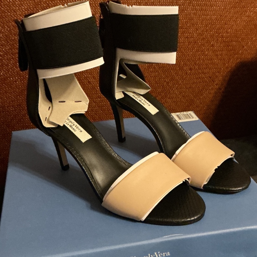 Simply Vera Vera Wang Black and Tan Heels